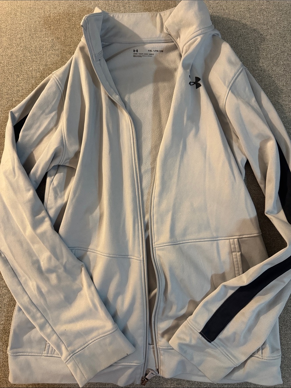 5/$15- Under Armour sweatshirt